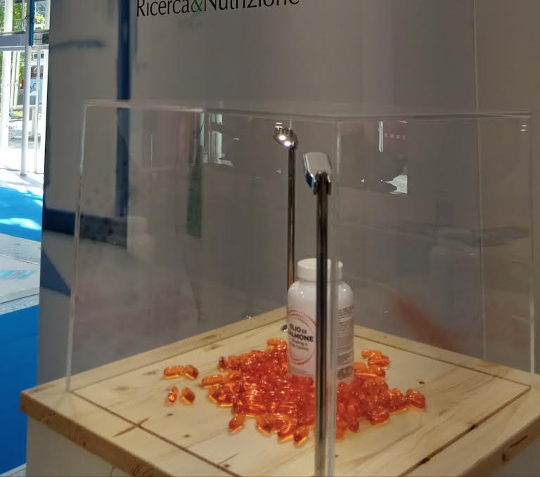 MOLDES srl ha presentato in anteprima al CosmoFarma di Bologna il nuovo prodotto Inner “Olio di Salmone + Ginseng e Rosa Canina”, una Miscela Originale Moldes per ottimizzare le performance atletiche
